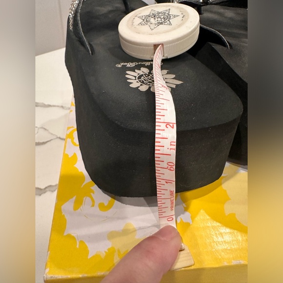 🌸Yellow box Fudora Black Size 6.5 Great used condition.🌸 - Picture 7 of 8